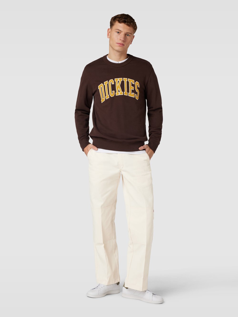 

Брюки свободного кроя с нашивкой-лейблом Dickies, светло-серый