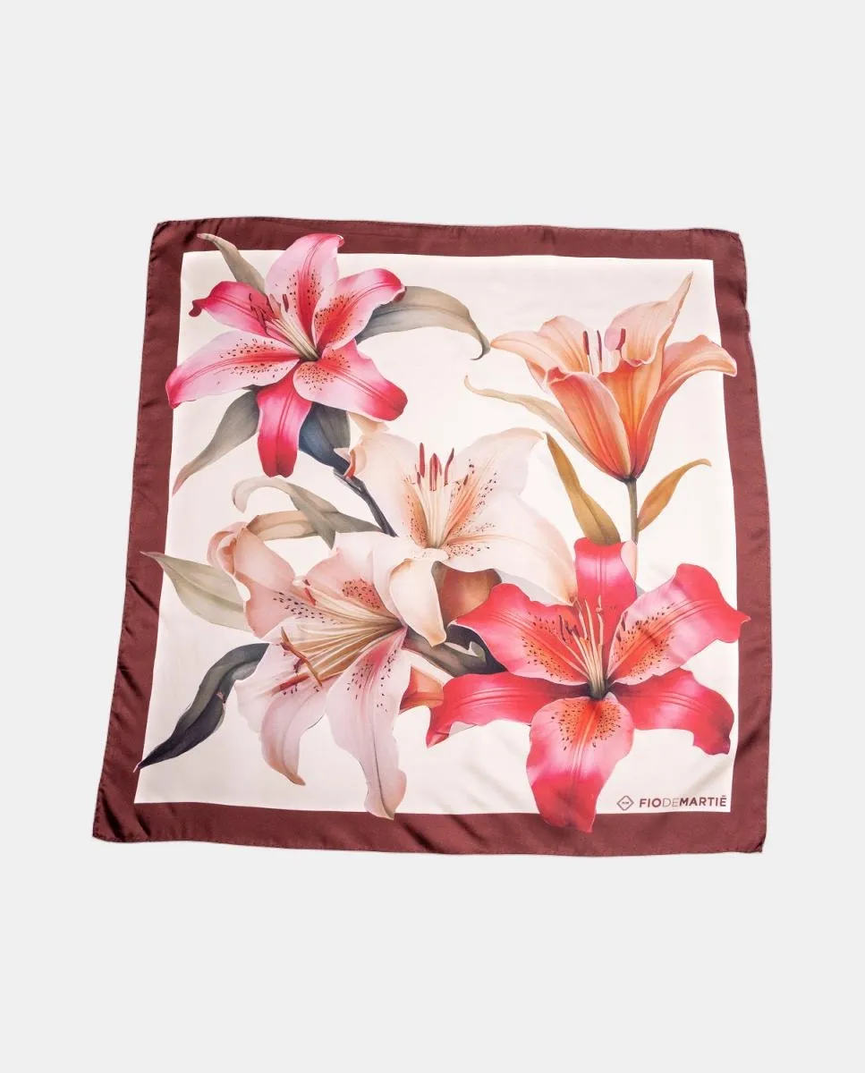 

Шелковый шарф с цветочным принтом бордовых оттенков на белом фоне Fio de Martié