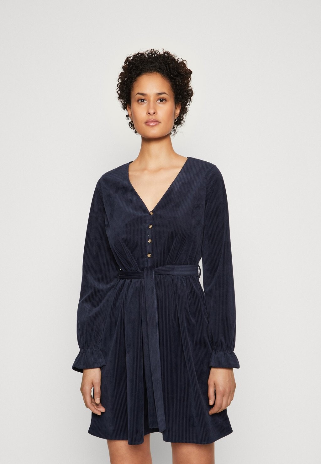 

Платье Camisero Vero Moda VMNINA КОРОТКОЕ ПЛАТЬЕ НА ПУГОВИЦАХ, цвет night sky