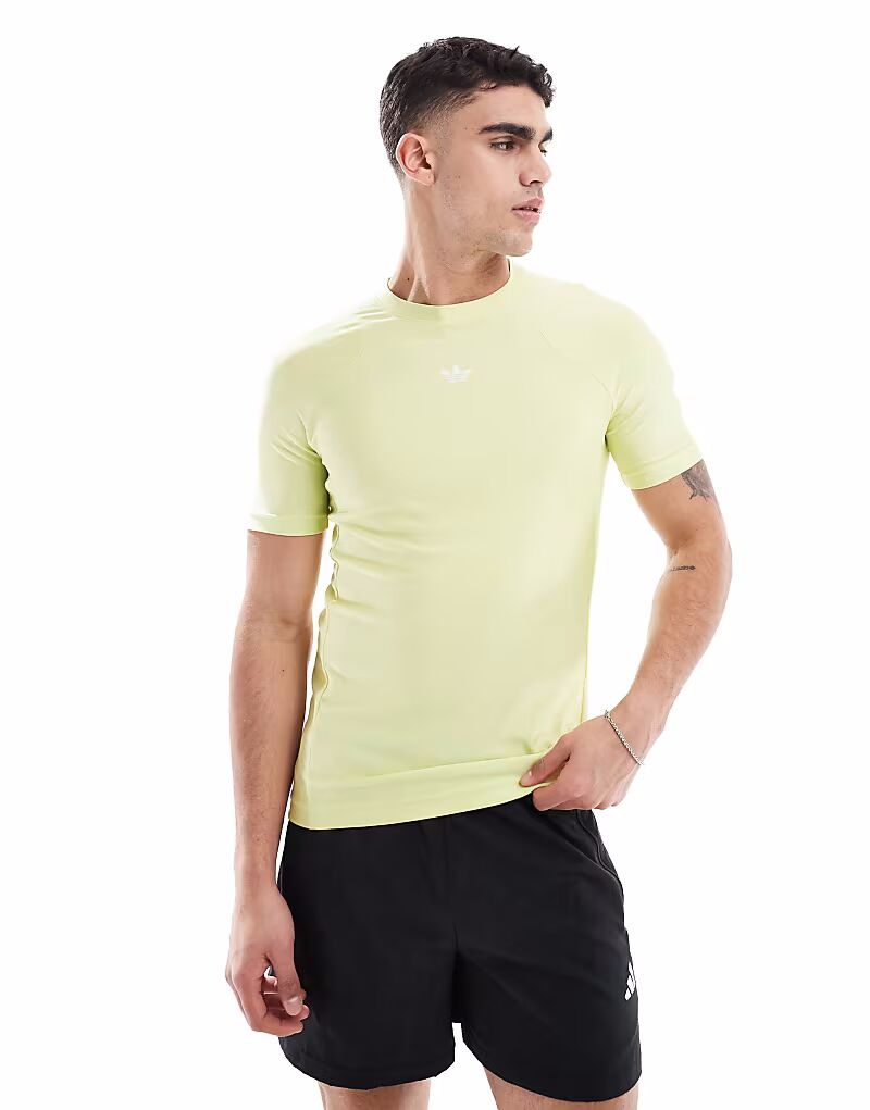 

Футболка Adidas Originals Fashion Cut Line желтого оттенка