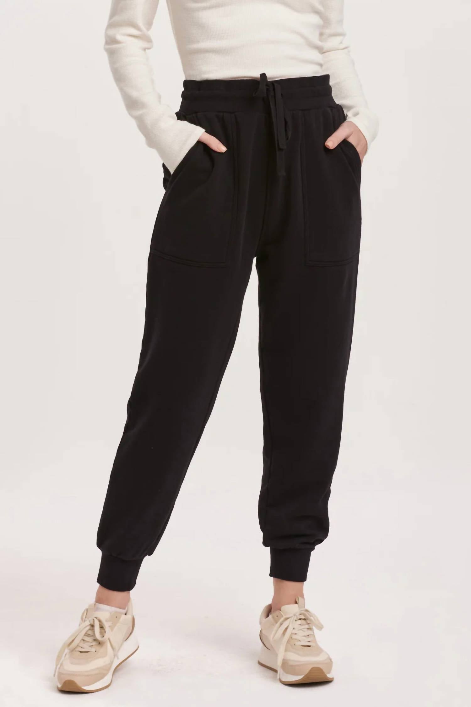 

Брюки-джоггеры Dahlia High Rise Ankle в черном цвете DEAR JOHN DENIM