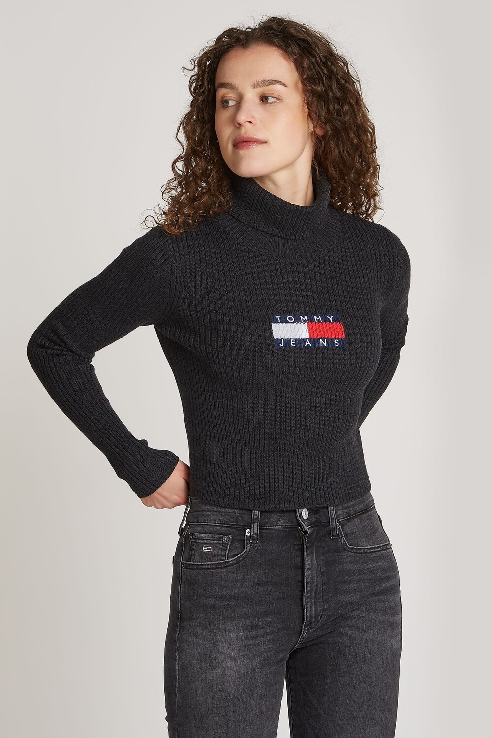 

Меланжевый флаговый свитер водолазка Tommy Jeans, черный
