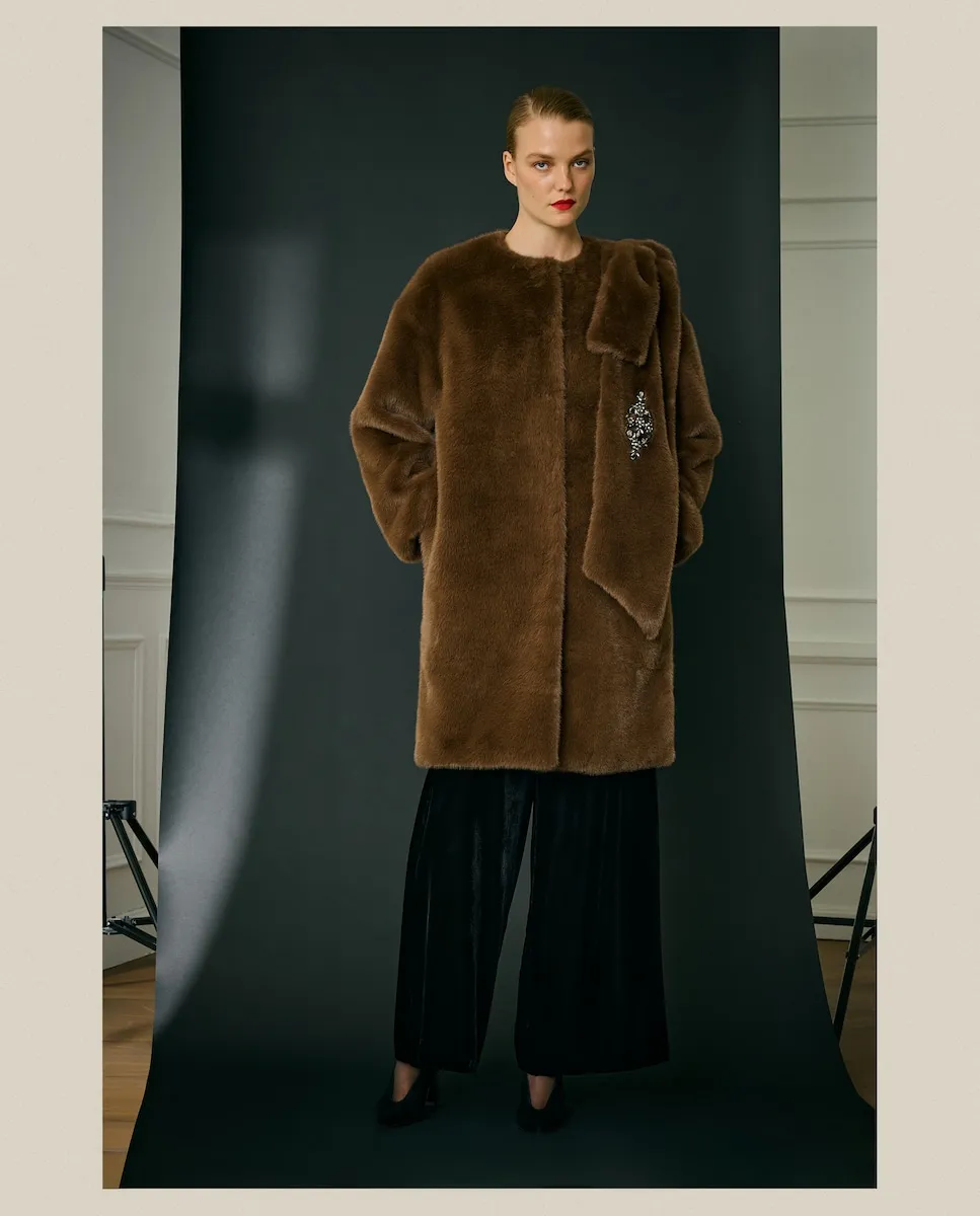 

Женское пальто с меховым воротником, бантом и стразами Woman Fiesta El Corte Inglés, темно-коричневый