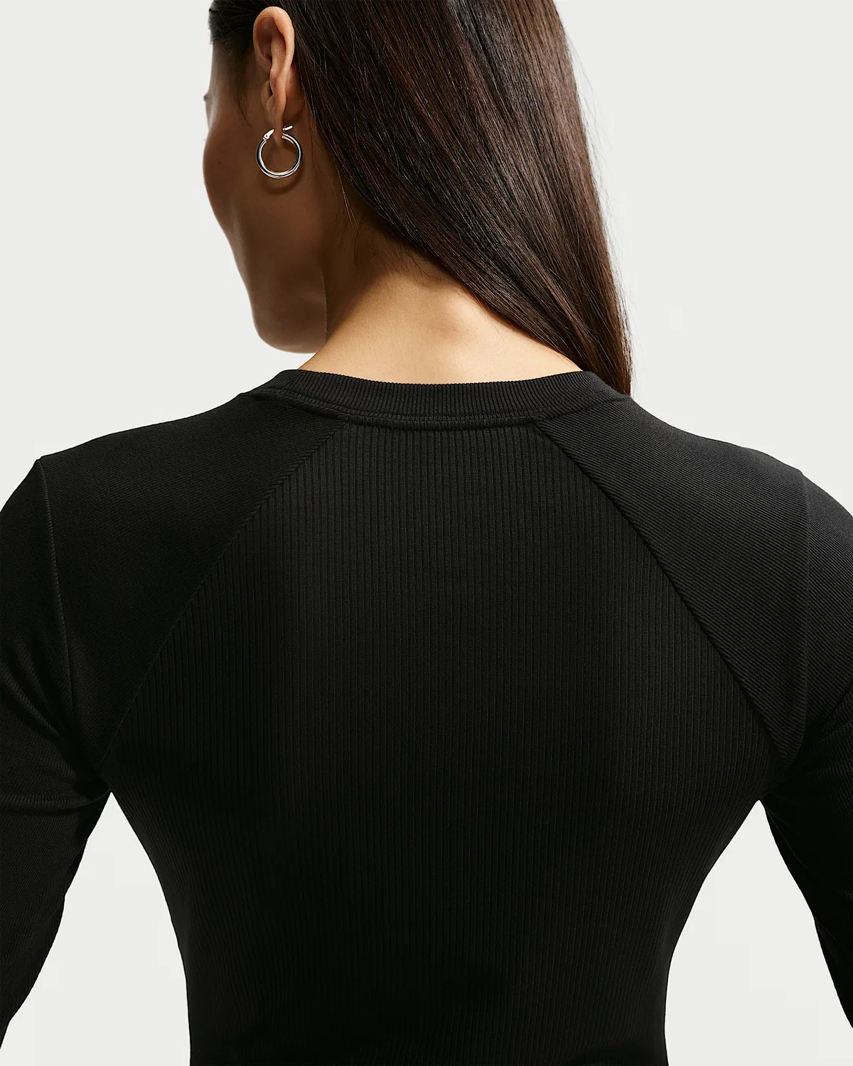 Женская облегающая длинная футболка с ребристой вязкой Nike Sportswear Chill Knit, Black/Sail — фото 2