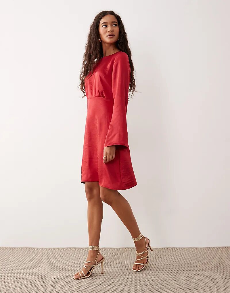 

Атласное мини-платье YAS с открытой спиной красного цвета