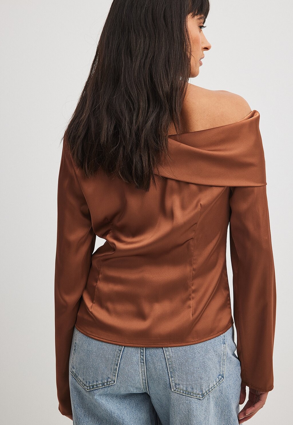 

Блуза DRAPIERTES ONE-SHOULDER NA-KD, коричневый
