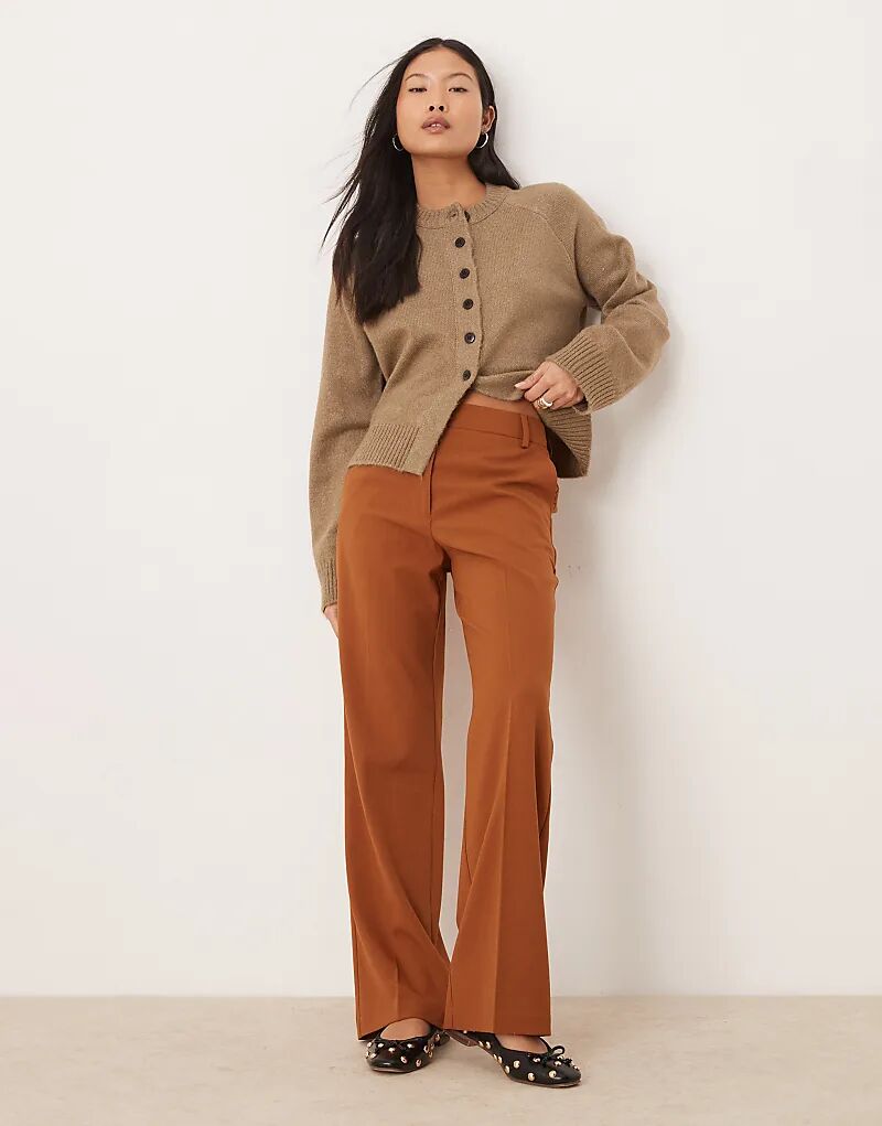 

Узкие прямые брюки Petite, коричневого цвета ASOS DESIGN