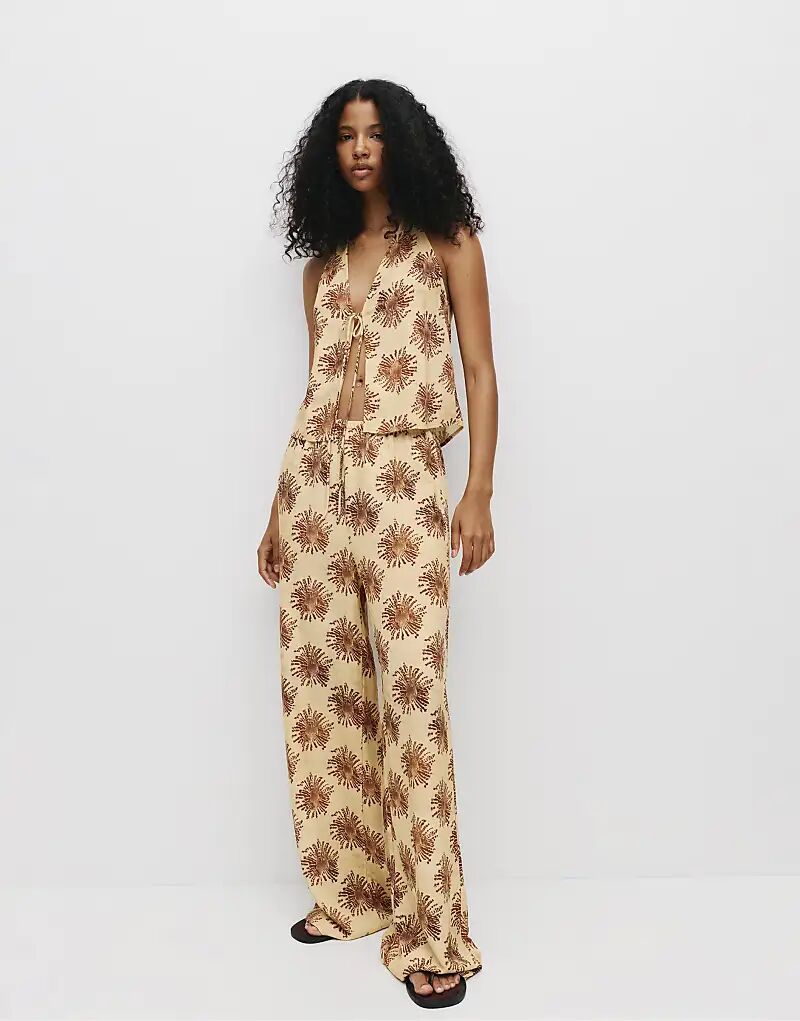 

Брюки Pull&Bear Printed струящегося цвета желтого цвета