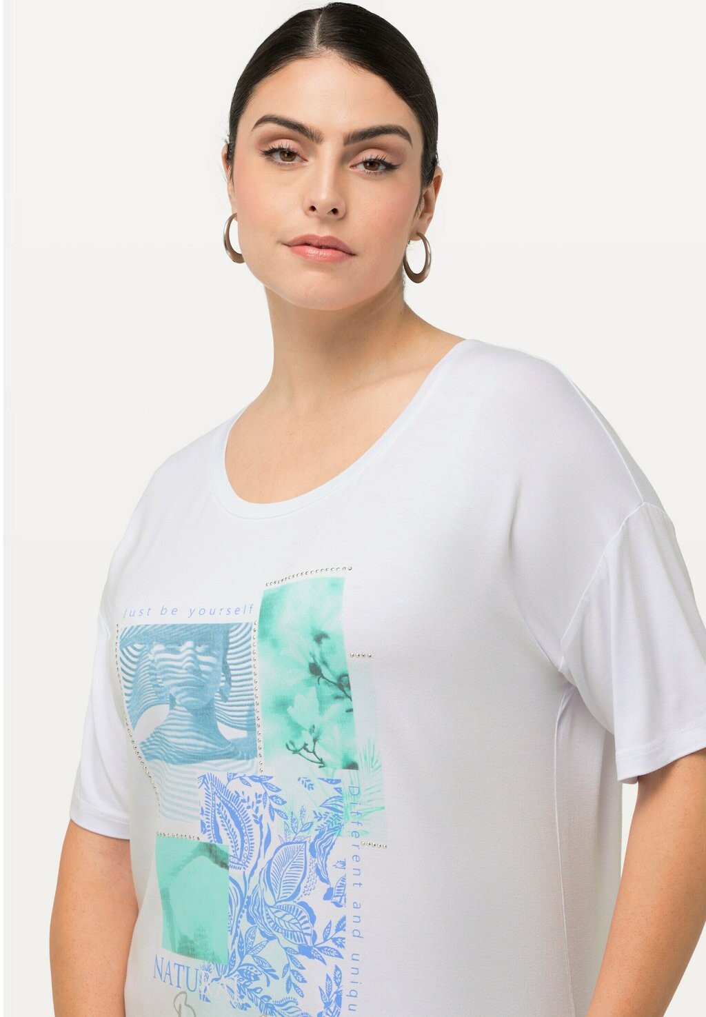 

Футболка с принтом PATCH GRAPHIC SHORT SLEEVE SCOOP NECK Ulla Popken, белый