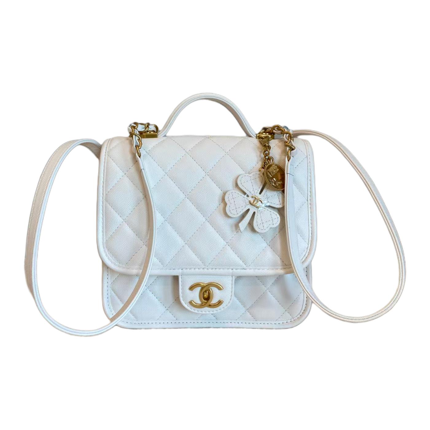 

CHANEL Сумка-рюкзак из глянцевой телячьей кожи с зерненым тиснением женская white