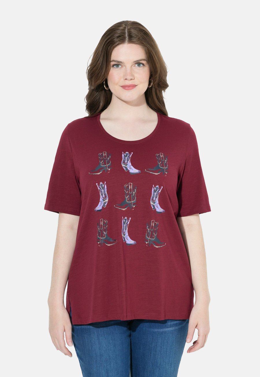 

Футболка Ulla Popken COWBOY SHORT SLEEVE GRAPHIC TEE, Dark Cherry Red/Red, Красный, Футболка Ulla Popken COWBOY SHORT SLEEVE GRAPHIC TEE, Dark Cherry Red/Red