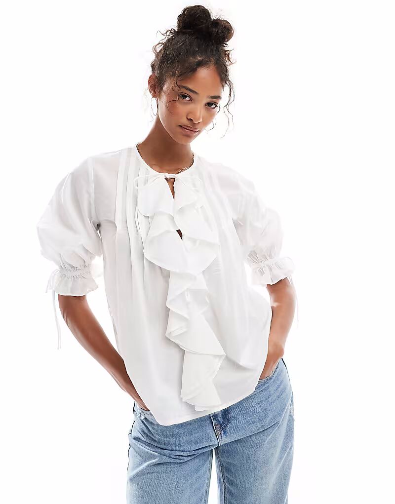 

Топ ASOS DESIGN с оборкой спереди, складками и завязками спереди белого цвета