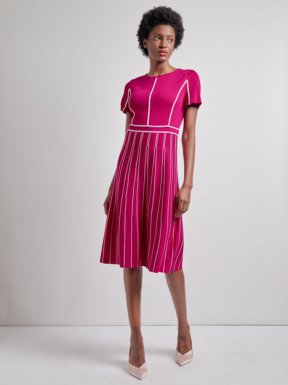 

Контрастная полосатая платье-трапеция из мягкого трикотажа - современный крой Misook, розовый/белый