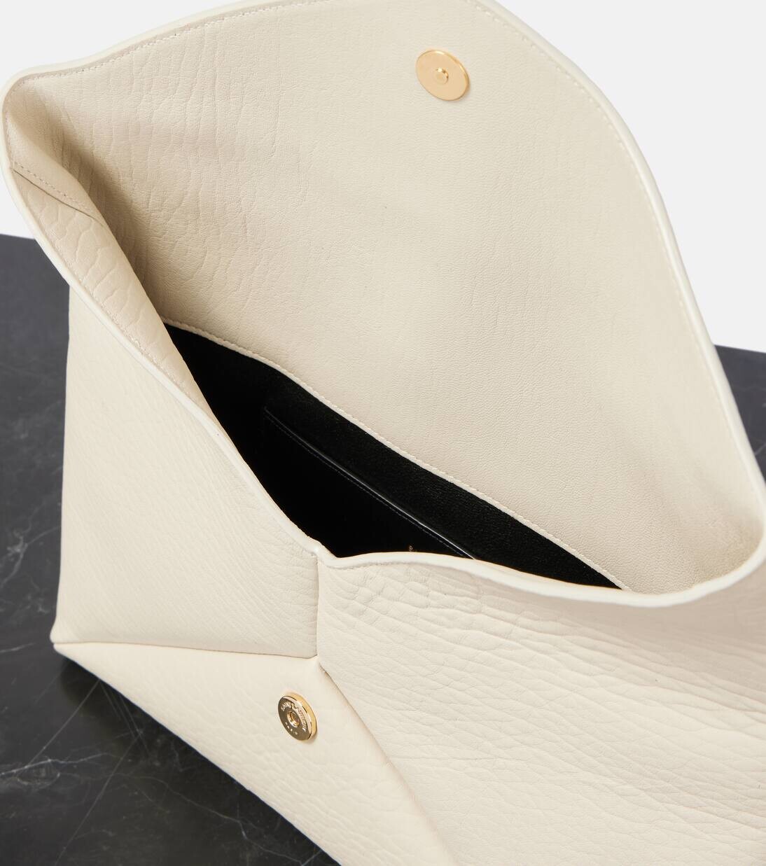 Большой кожаный клатч Cassandre Saint Laurent, цвет crema soft — фото 3