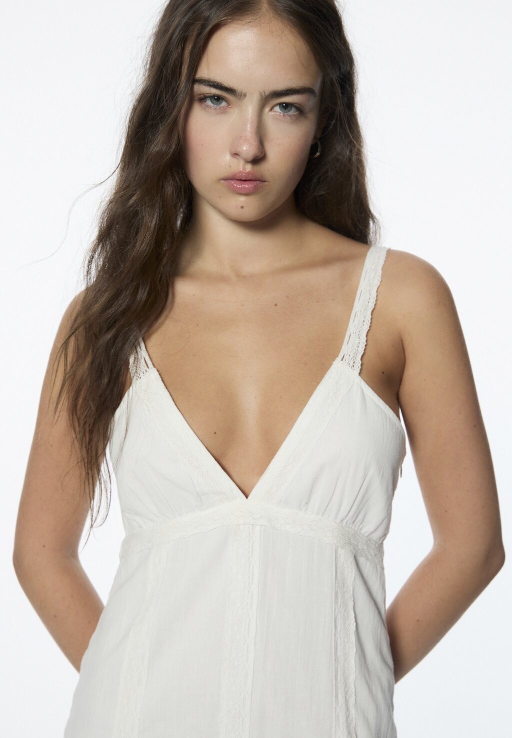 

Повседневное платье RUFFLED PULL&BEAR, белый