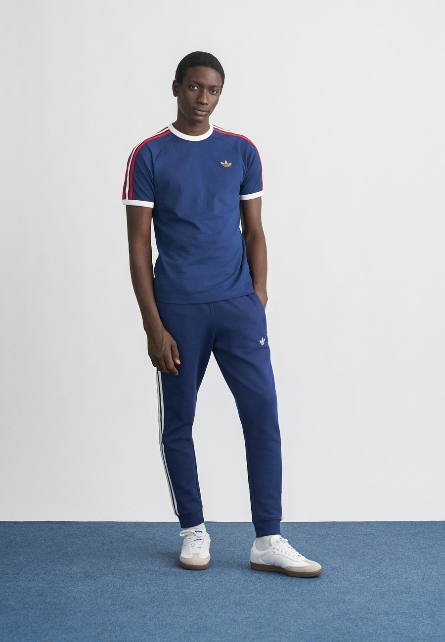 Футболка Adidas Originals TEE, Night Indigo/Better Scarlet/White/Dark Blue — фото 2