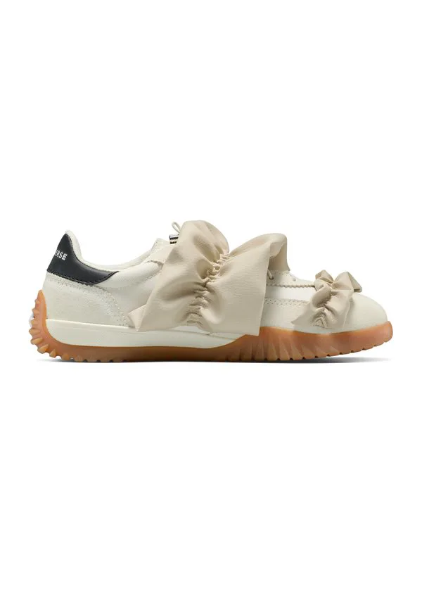 Низкие беговые кроссовки с оборками в виде звезд Converse, Egret Ruffles