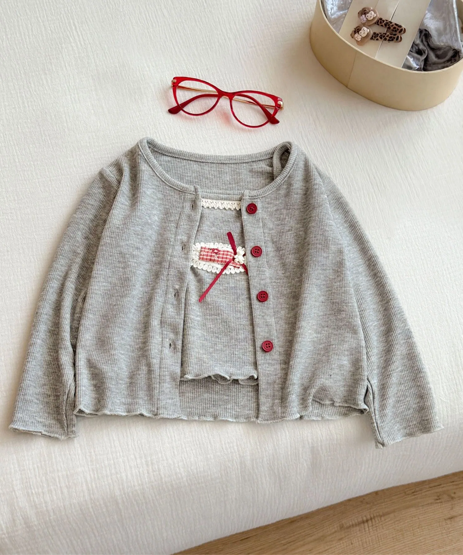 【aimoha-KIDS-】Комплект из кардигана в рубчик с ленточным узором — фото 2