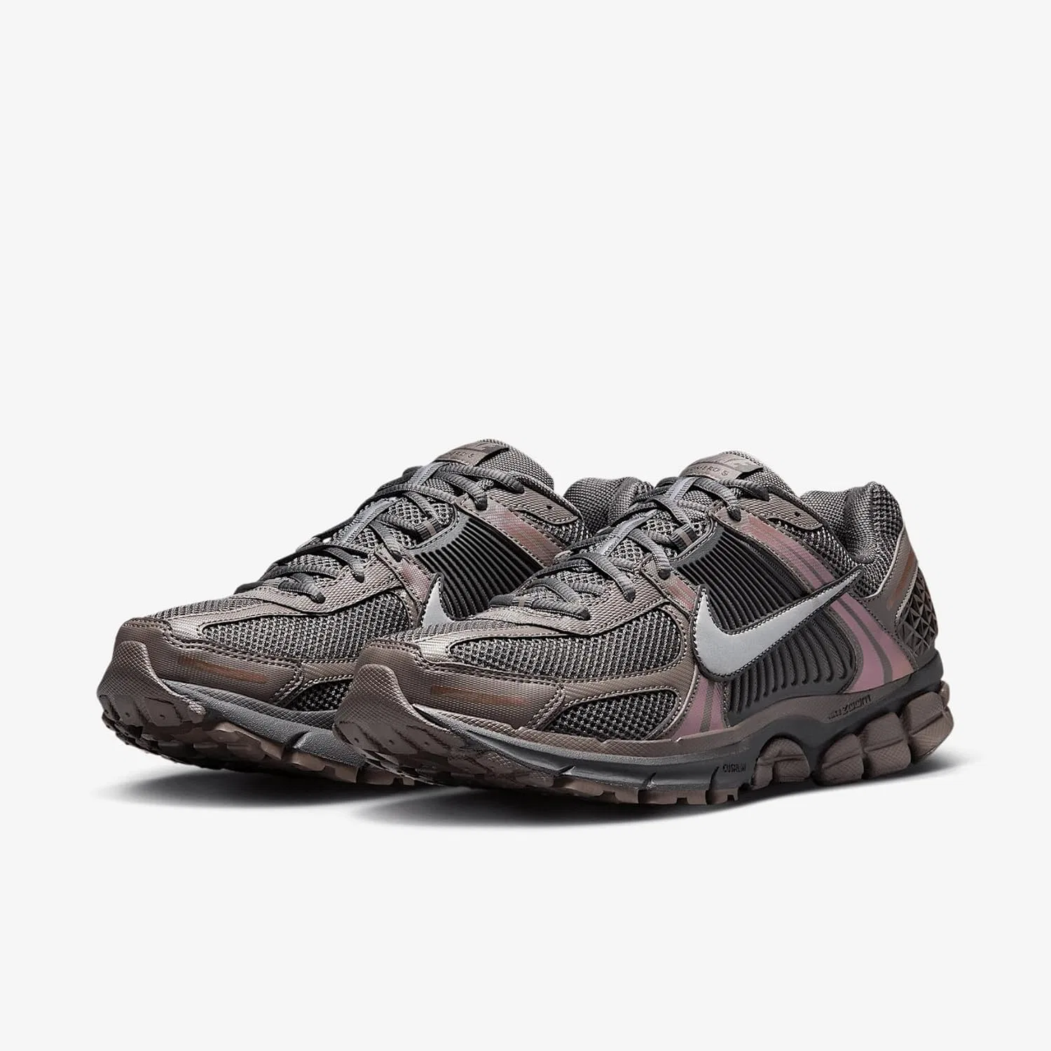 Кроссовки Nike Zoom Vomero 5, мужские, цвет Cave Stone/Multi-color/Medium Ash/Metallic Silver — фото 2