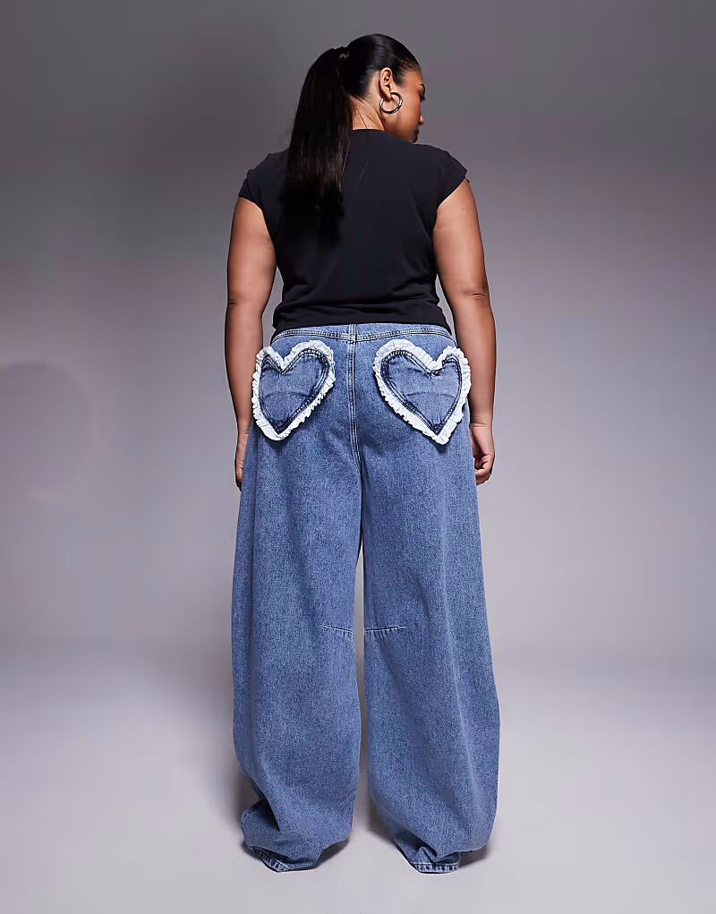 

Джинсы ASOS LUXE Curve с круглыми штанинами и карманами в форме сердца, средне-синего цвета