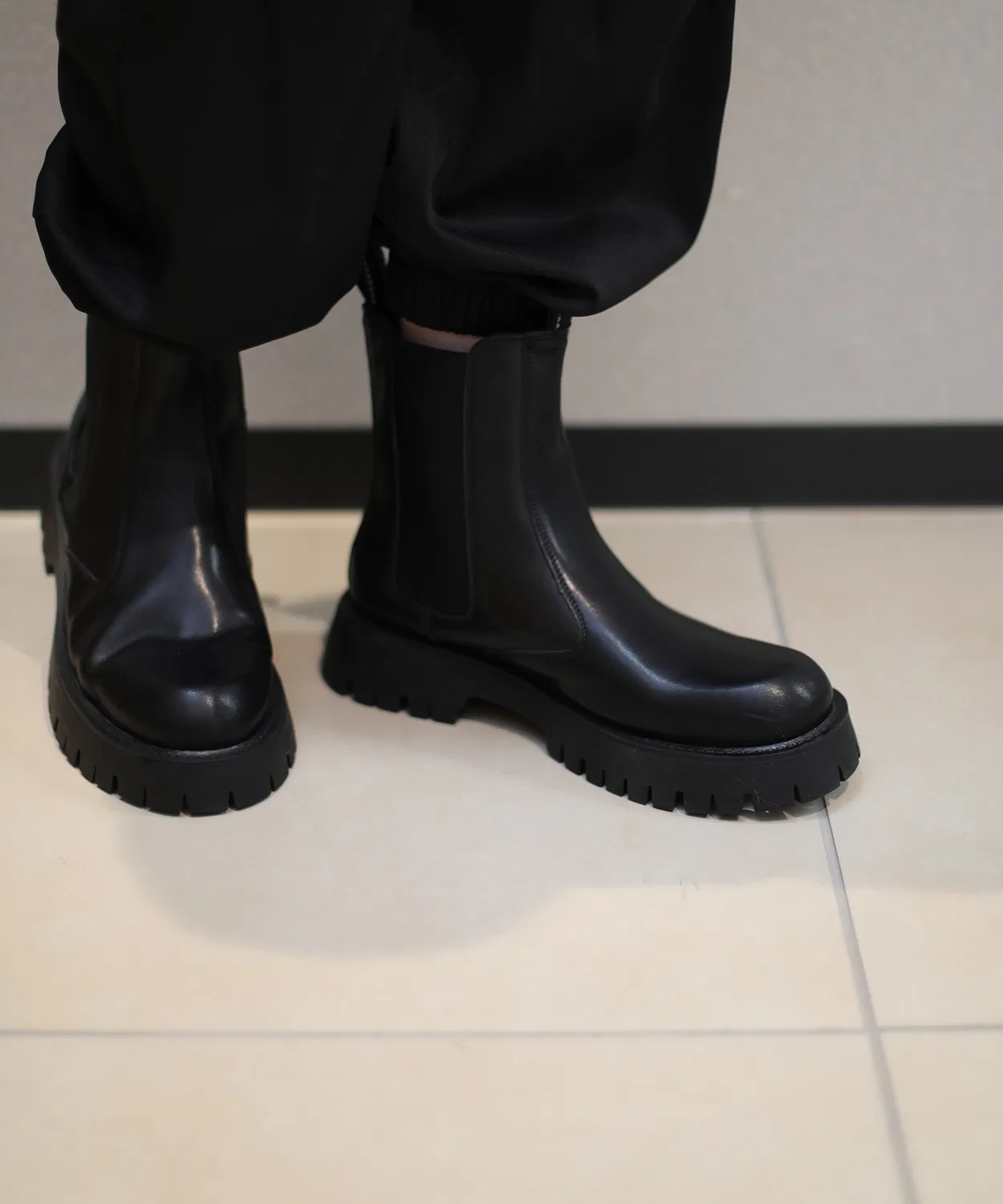 Челси-ботинки на толстой подошве с двойной строчкой, бренд shoes365, черные — фото 4