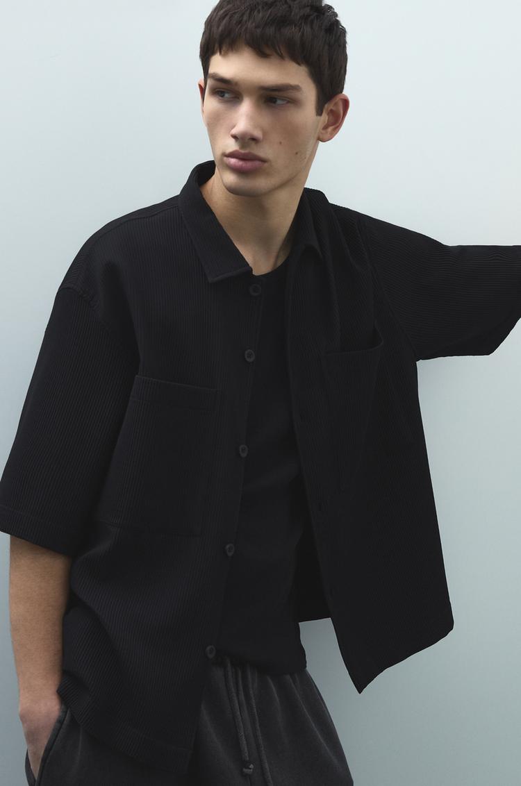 

Рубашка с короткими рукавами и складками Pull And Bear, черный