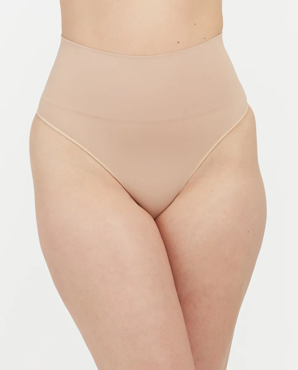 

Утягивающие стринги с высокой талией из переработанного нейлона Spanx, бежевый