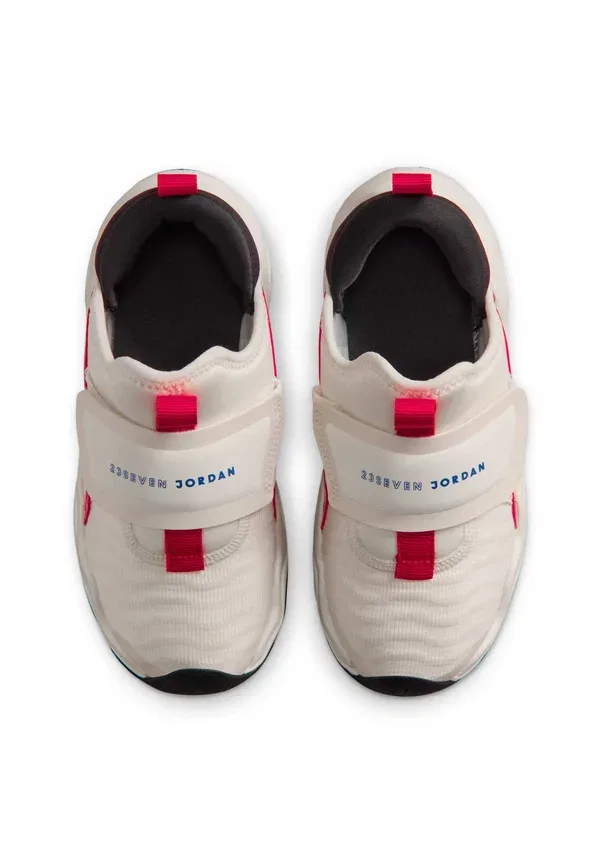 Кроссовки Jordan 23/7.2, фантом/гейм роял-офф нуар-унив ред-сейл — фото 3