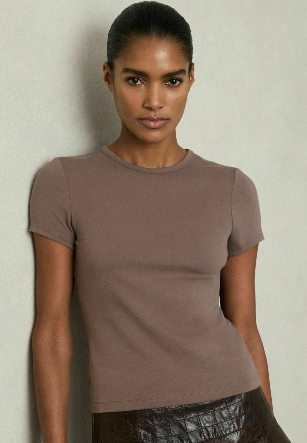 

Базовая футболка JOLIE STRETCH CREW-NECK Reiss, коричневый