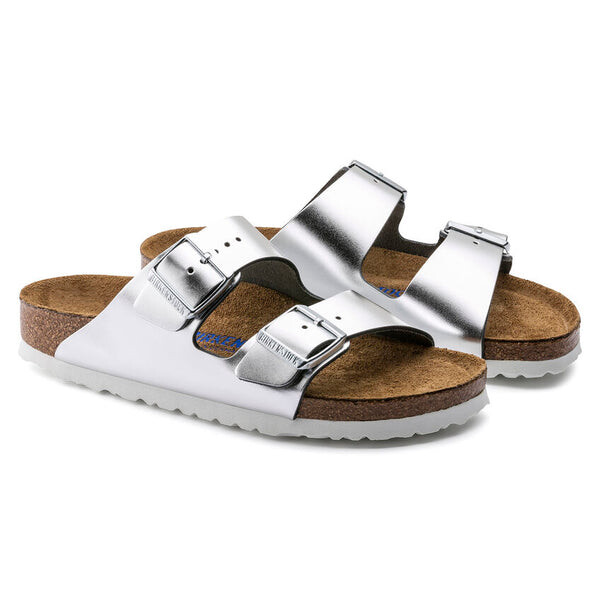 Тапочки arizona soft footbed narrow fit sandals 'metallic silver' Birkenstock, серебряный — фото 2