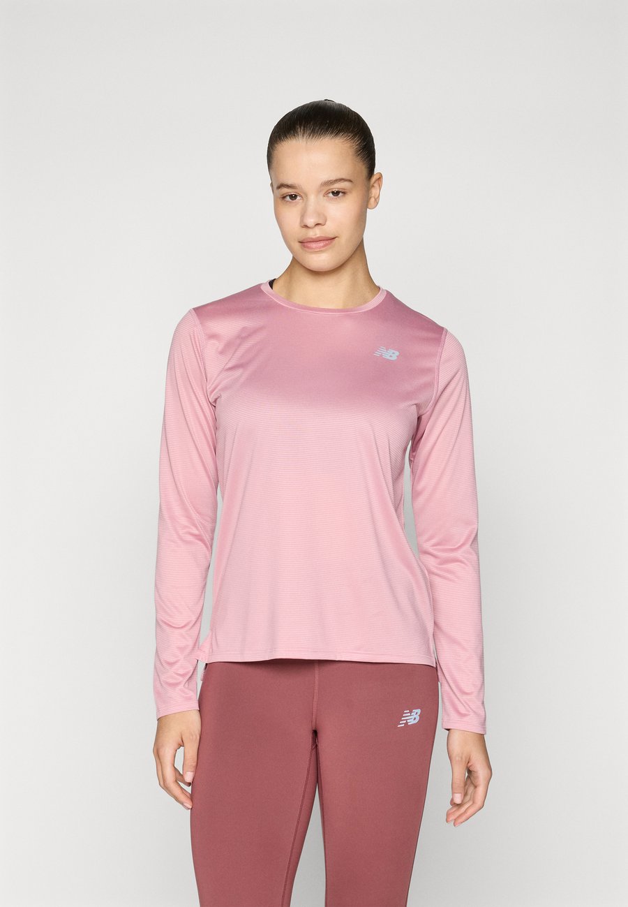 

Топ New Balance SPORT ESSENTIALS LONG SLEEVE, Pink Taffy/Pink