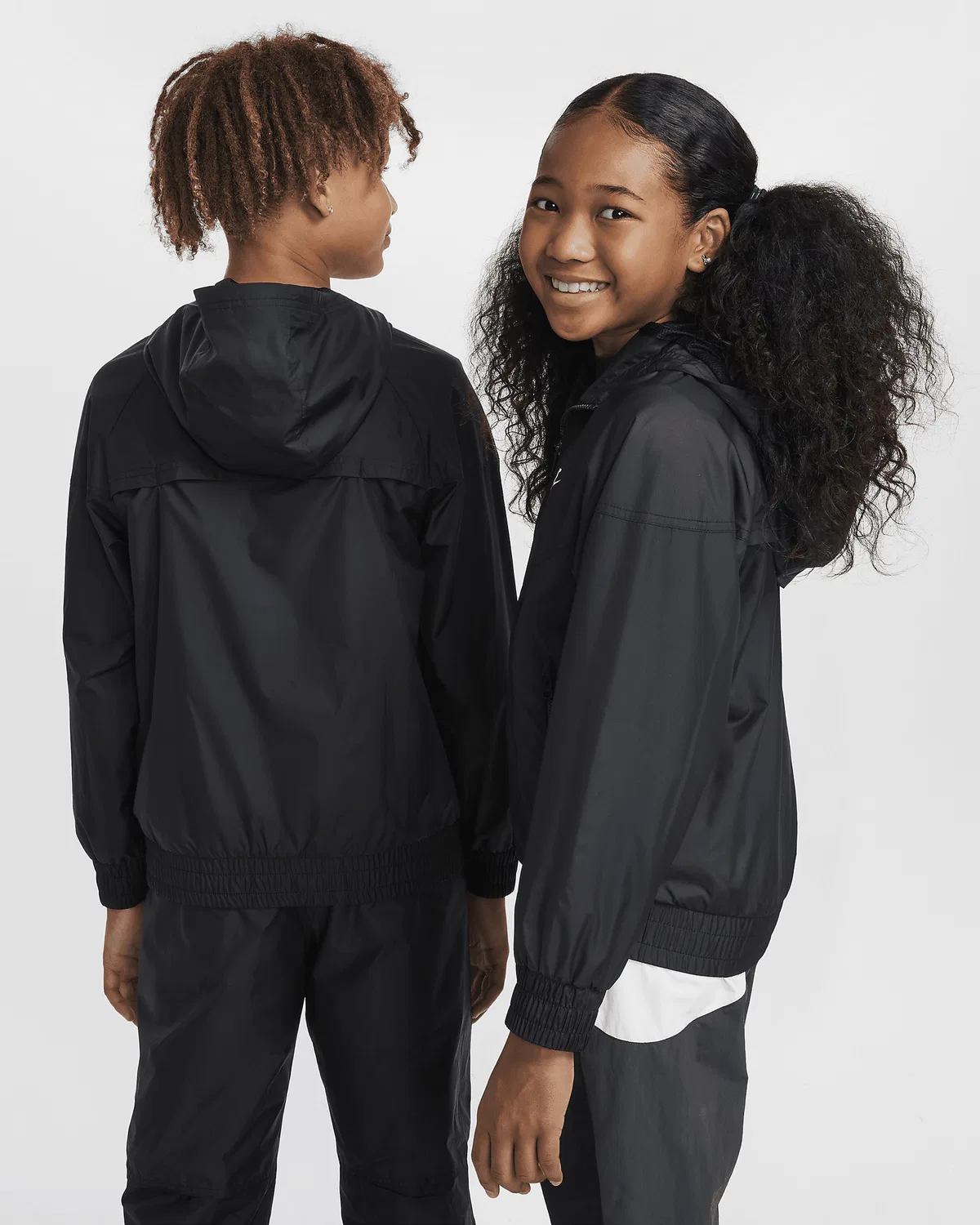 Детская куртка с капюшоном Nike Sportswear Windrunner Repel, Black/Black/Black/White — фото 2