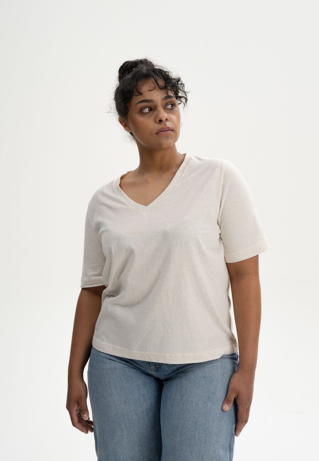 

Базовая футболка V-NECK ANKITA MELA, бежевый