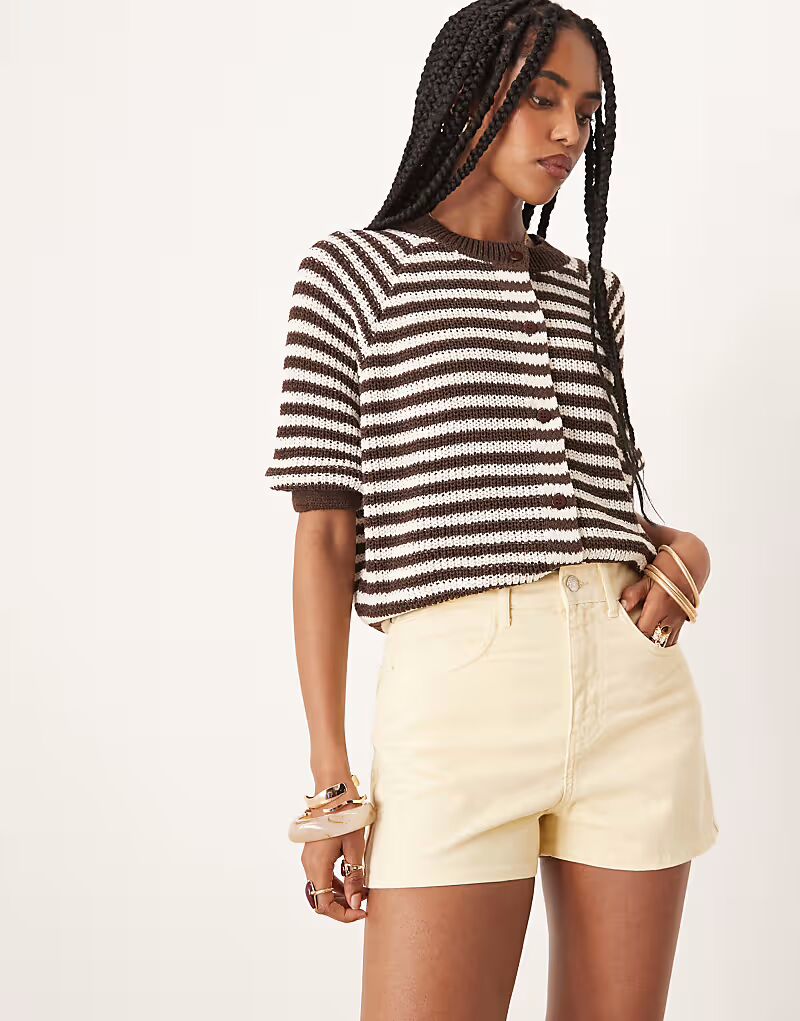 

Джинсовые шорты ASOS DESIGN цвета пахты и желтого цвета