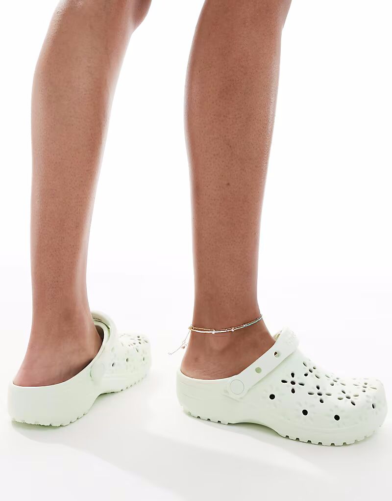 Классические сабо Crocs с цветочным узором в нефритовом оттенке — фото 3