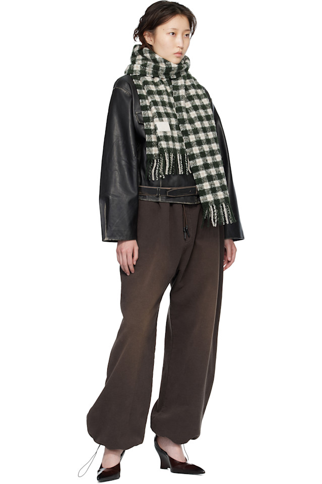 Acne Studios Шарф в бело-зеленую клетку с логотипом — фото 2