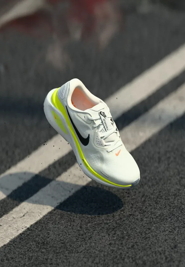 Беговые кроссовки structure 26 Nike Performance, Summit White/Black/Volt/Total Orange/Wolf Grey