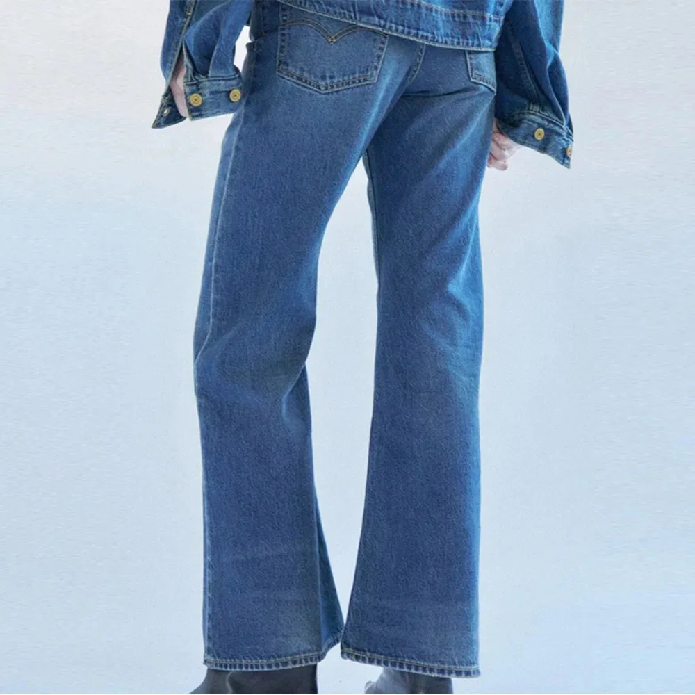 Женские джинсы буткат Loose Fit тёмного денима от Levi's — фото 3