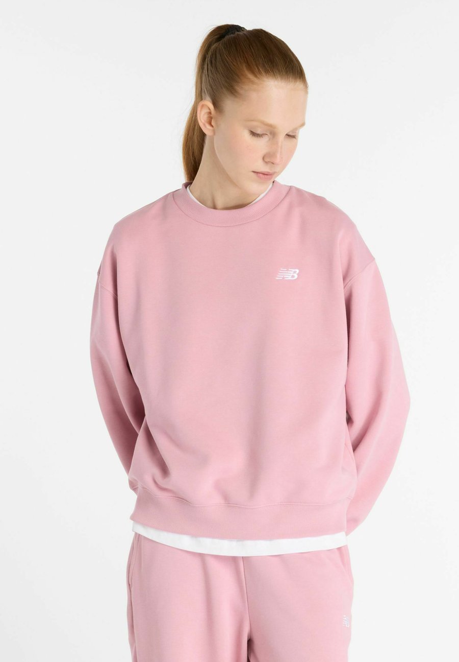 

Толстовка New Balance ESSENTIALS FRENCH CREW, Pink Taffy/Pink