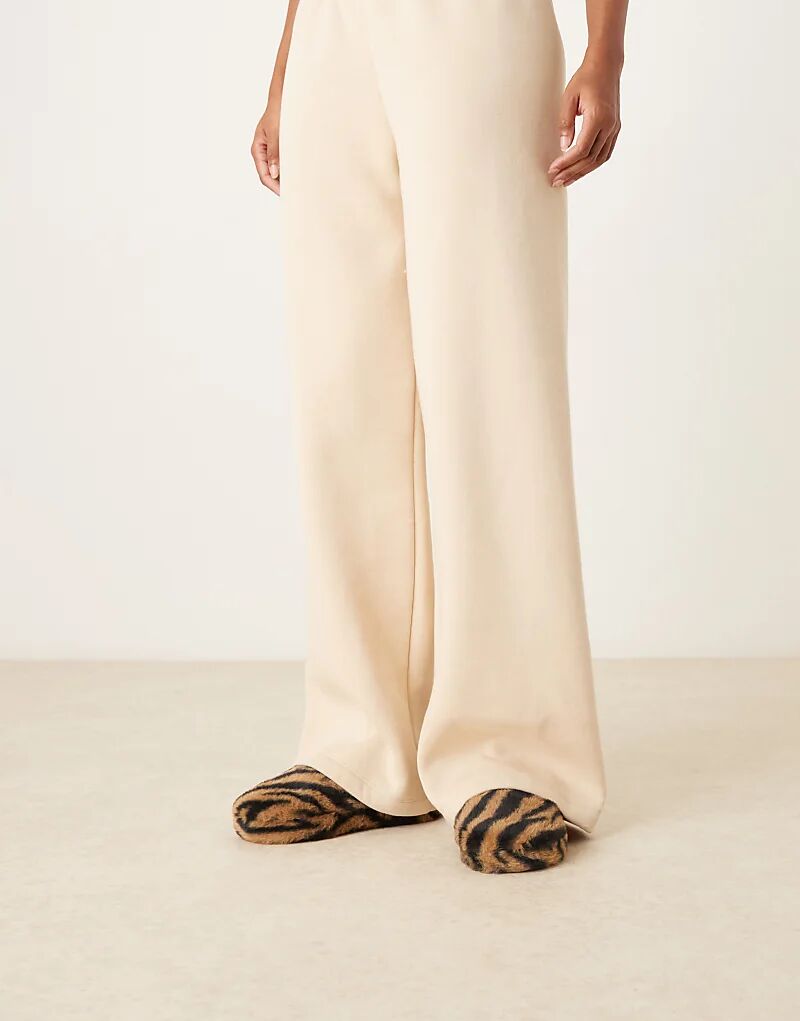 Тапочки ASOS DESIGN Zina с закрытым носком и тигровым принтом — фото 3