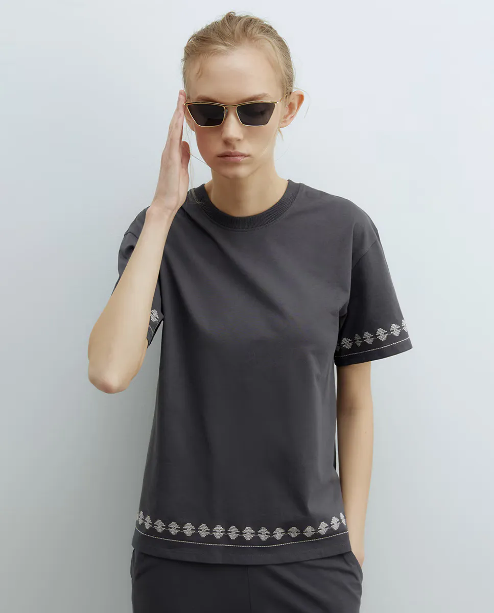 

Вышитая футболка Sfera, цвет Plomo