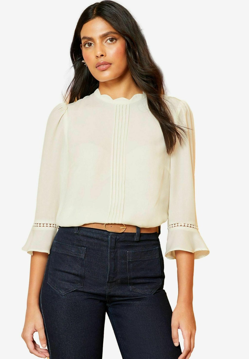 

Блуза SCALLOP PINTUCK FLUTE SLEEVE Love & Roses, белый