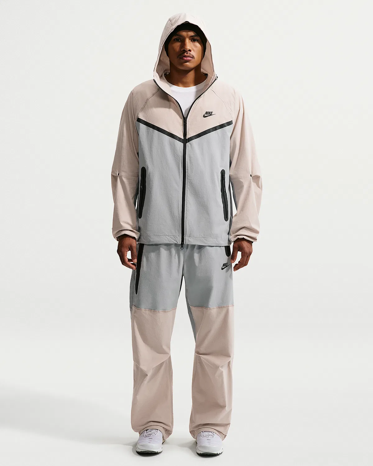 Мужская куртка Windrunner Dri-FIT Woven Full-Zip Nike Tech, Wolf Grey/Cream II/Black — фото 4