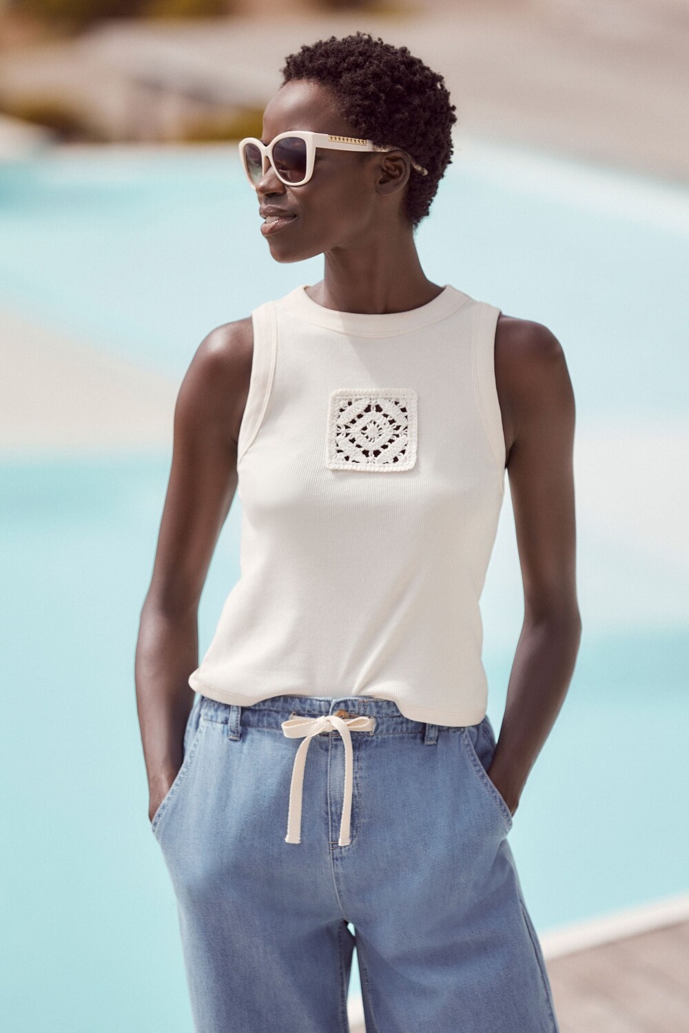 

Рубчатая футболка без рукавов боксерского кроя со вставкой связанной крючком Next, экрю