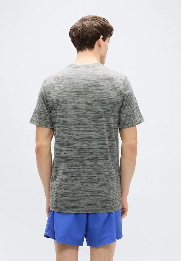 Новая спортивная футболка с отделкой из шпона. Nike Performance, Iron Grey/Pure/Black — фото 3