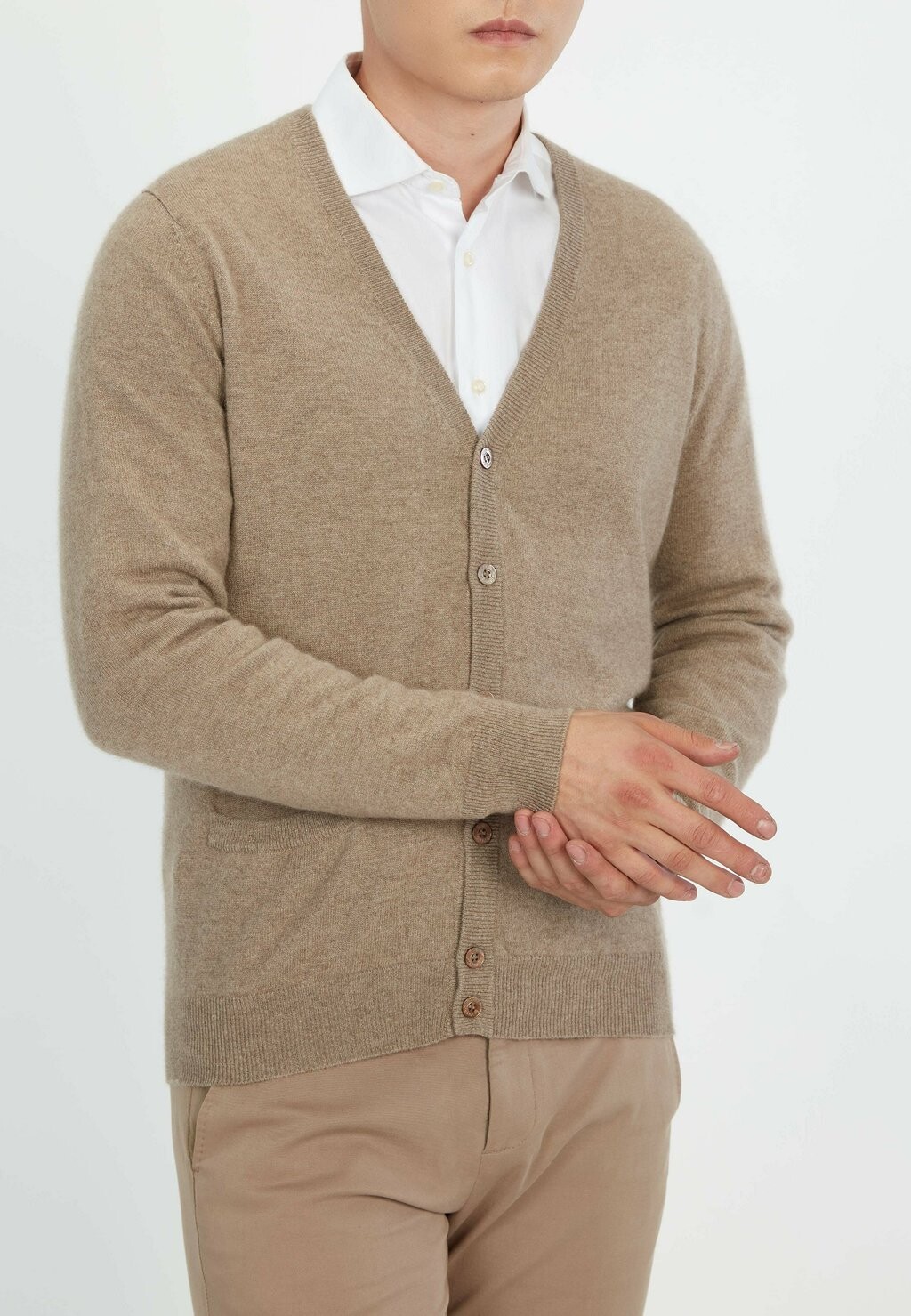 

Кардиган V-AUSSCHNITT MIT KNÖPFEN GOBI Cashmere, светло-коричневый