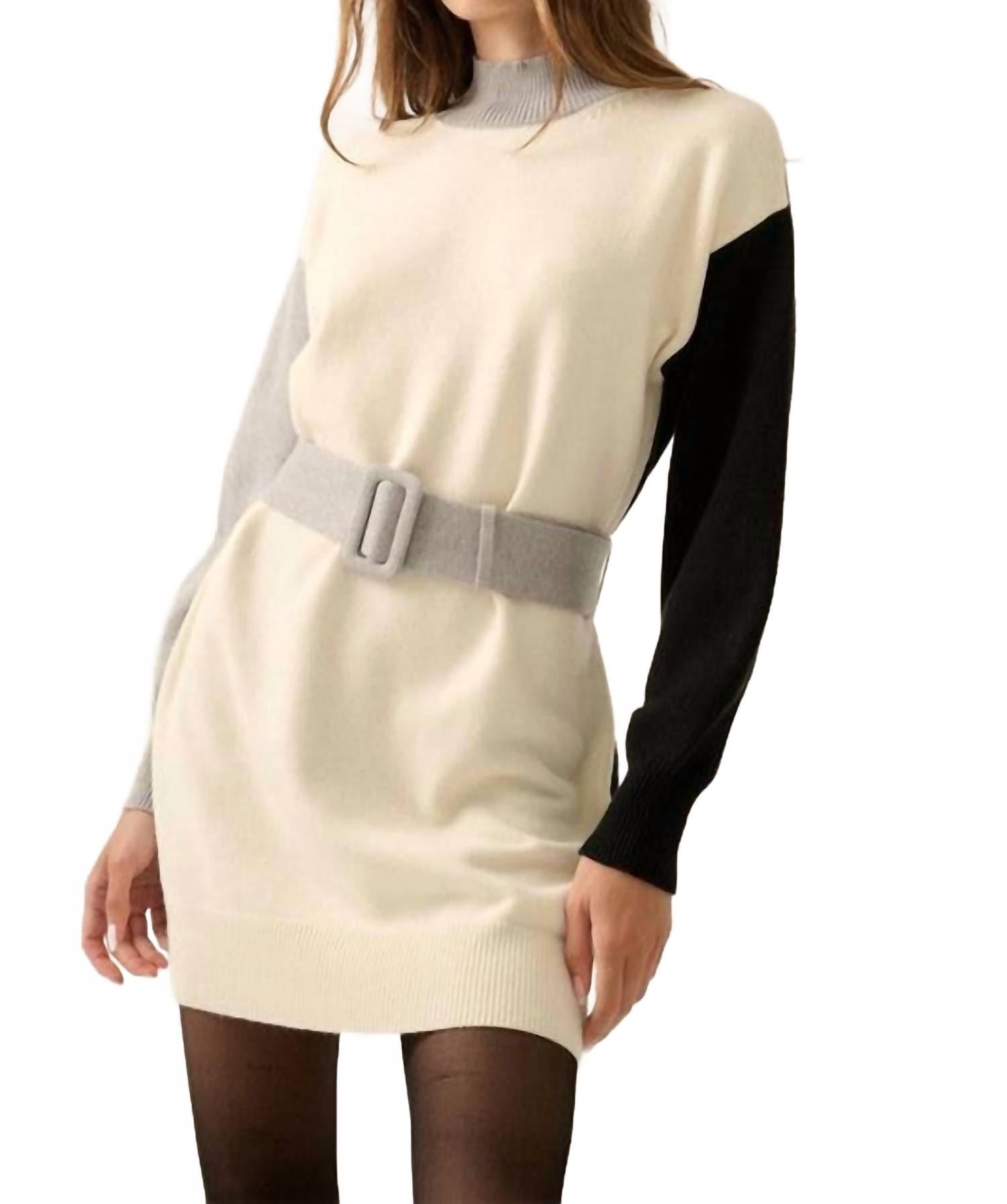 

Цветной вязаный мини-платье с поясом в цвете крем/черный PROMESA