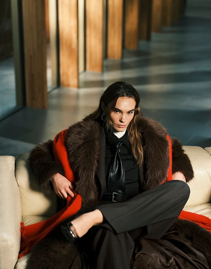 

Красный тканый пушистый шарф с кисточками от ASOS DESIGN