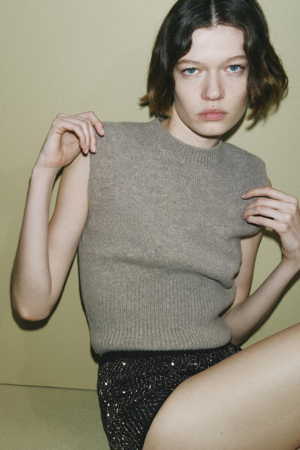 

Жилет из полушерстяной плетки однотяжной трикотажной плетки ZARA, коричневый/серо-коричневый