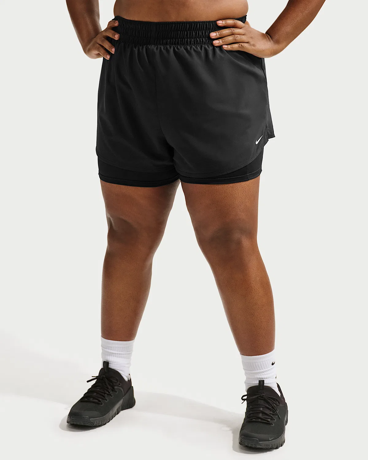 Женские шорты 2-в-1 с высокой посадкой, 3" (плюс размер) Nike Dri-FIT One, Black/White — фото 2
